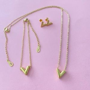 18KGP Stainless Steel “V” Letter Jewelry. Unbranded👑🖤✨